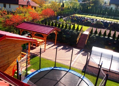 Widok na domek letniskowy,altanę,basen,parking i b